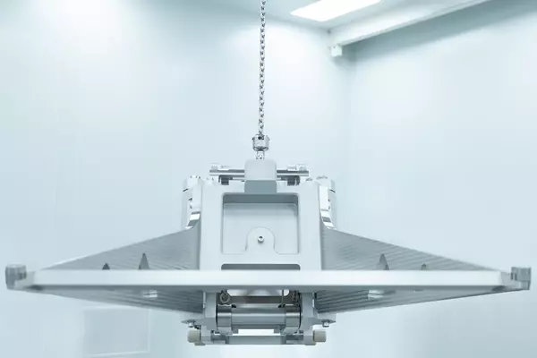 Application example: 1-strand cromox® chain slings in a clean room