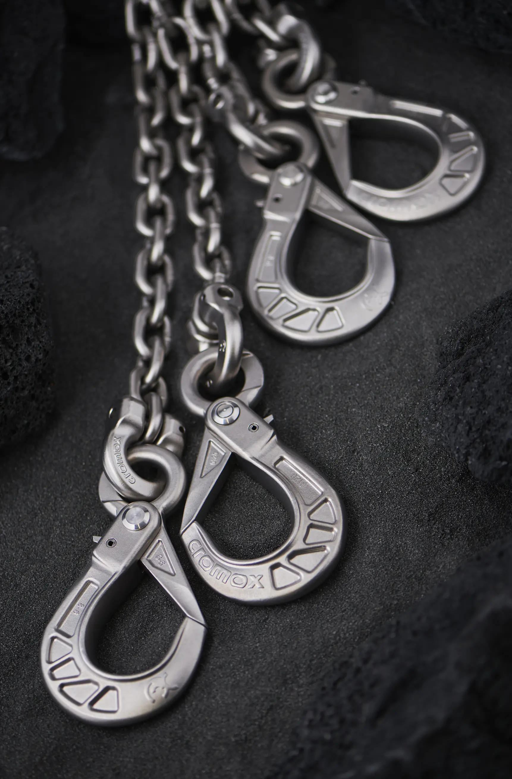 Stainless steel sling chain from cromox® with end fittings for self locking eye hooks